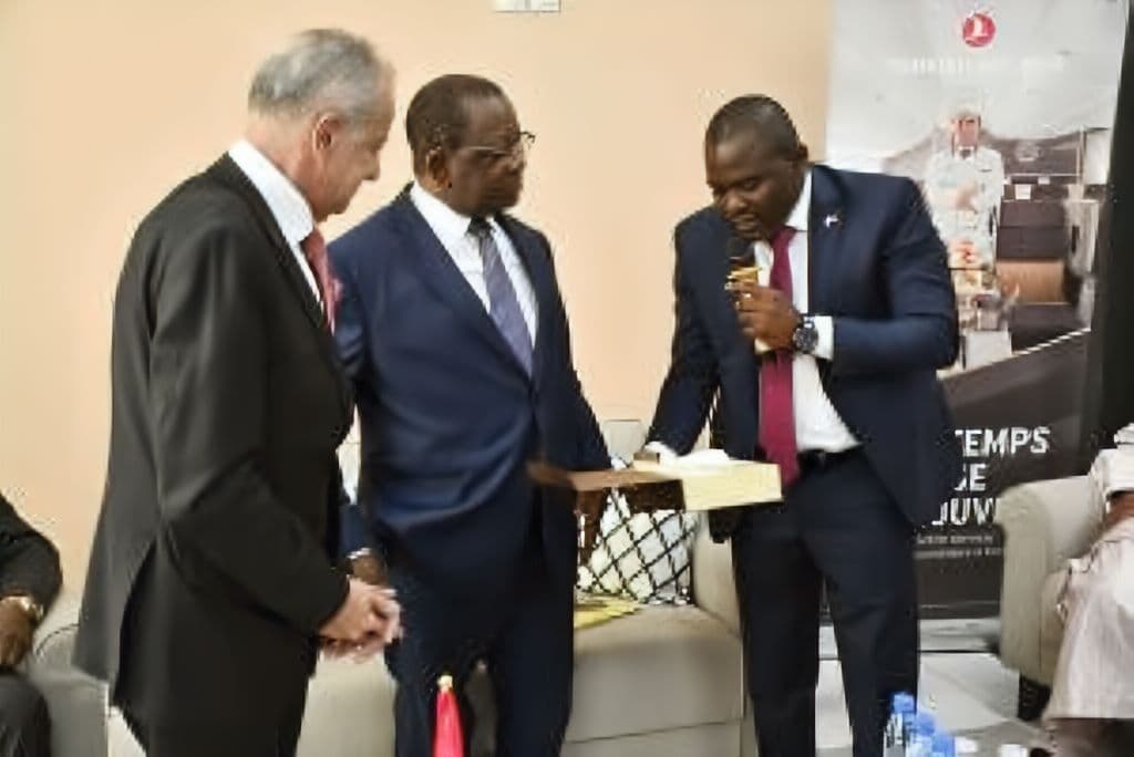 De la gauche vers la droite : Volkan Isikçi, Ancien président de Turcaba, Luc Magloire Mbarga Atangana, ministre du Commerce et Fabrice Funiba, nouveau président de Turcaba