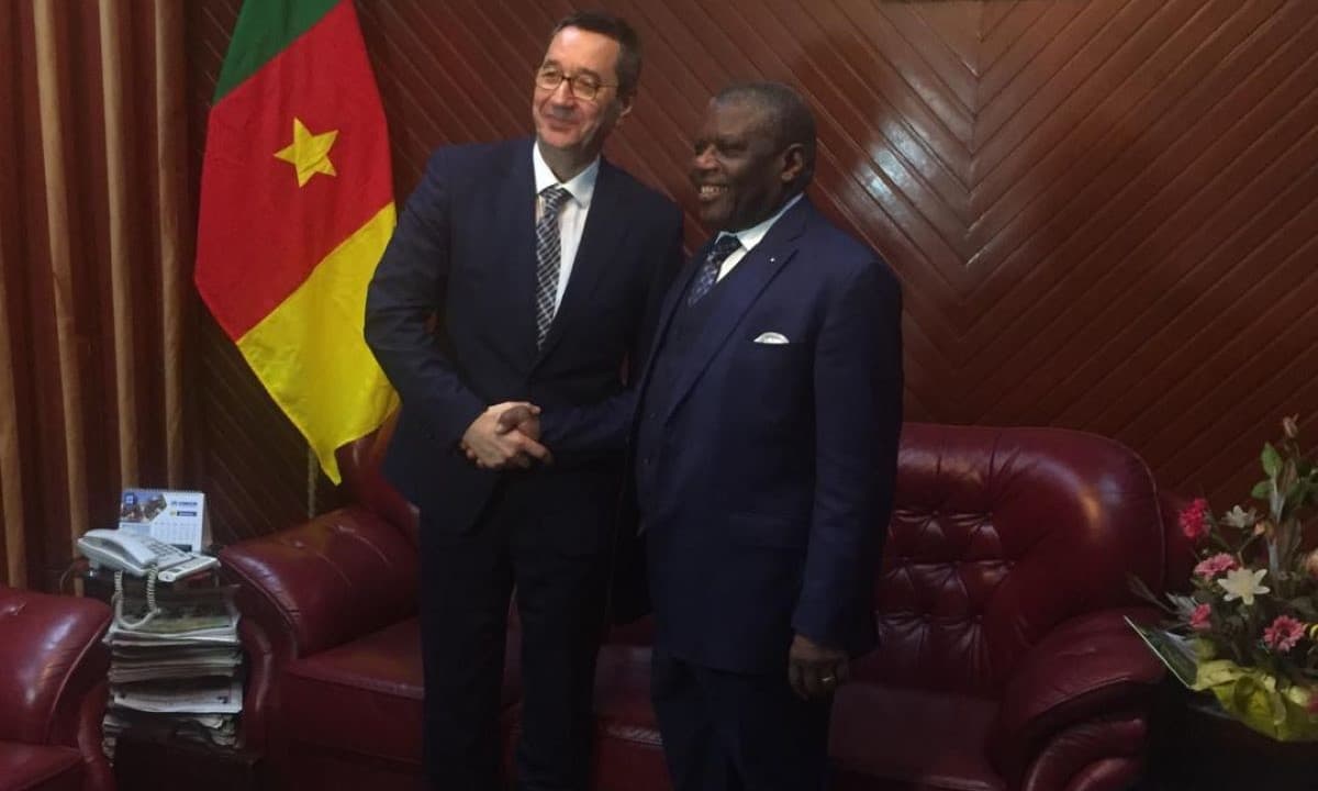 son Excellence Yurii Pyvovarov et le Minader Gabriel Mbaïrobé