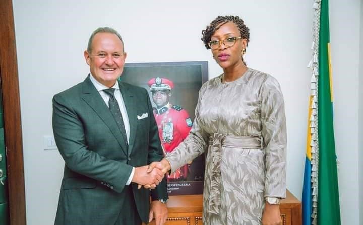 De droite vers l a gauche le ministre du Commerce, Marie Paulette Parfaite Amouyeme Ollame Epse Divassa Bofi et Fabrice Bonatti, DG de Sobraga