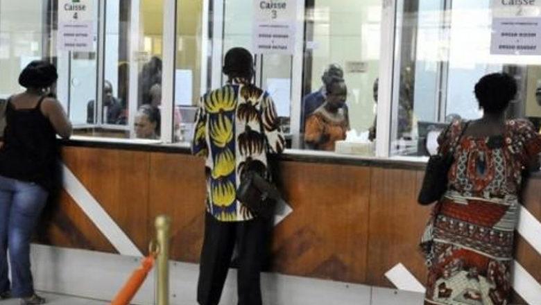 Des clients au guichet d'une banque