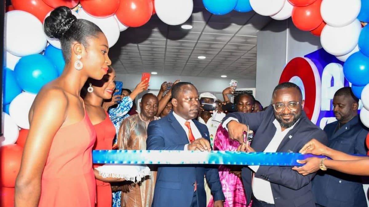 Coupure du ruban à la cérémonie d’inauguration du siège de AVIcenter à Yaoundé