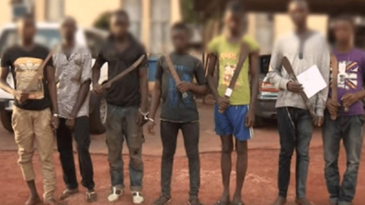 Une bande d'adolescents armés de machettes