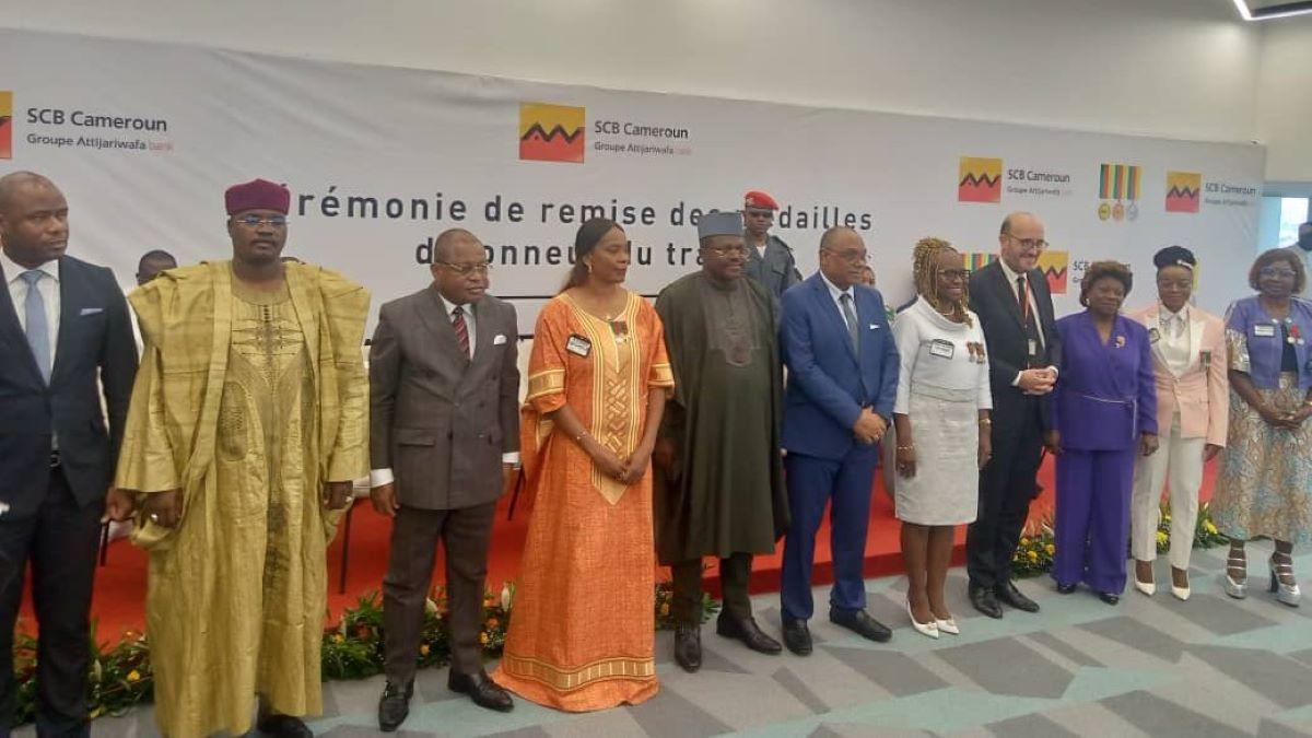 Cérémonie solennelle de remise des médailles du travail aux employés méritants de SCB Cameroun