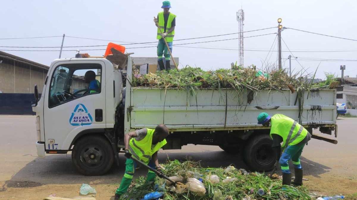 Une opération de ramassage d'ordures par les agents de Clean Africa
