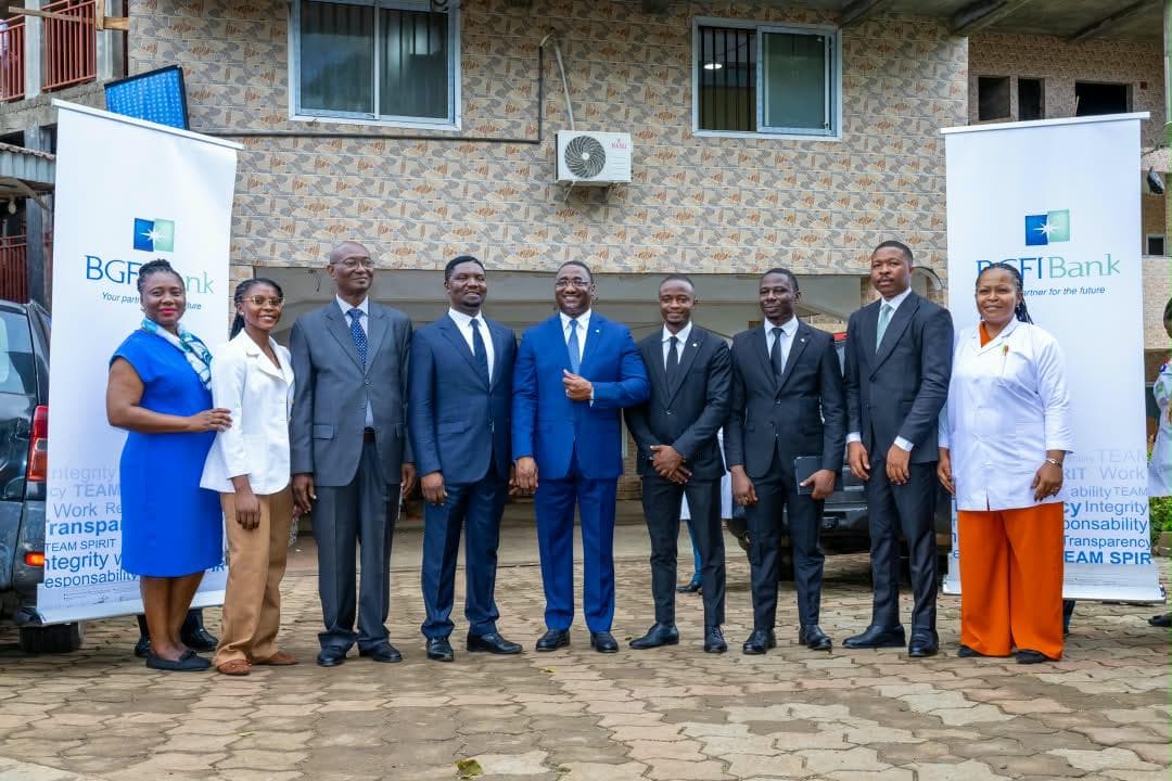 Photo de groupe des délégations lors de la visite au Baptist Hospital Mutengene