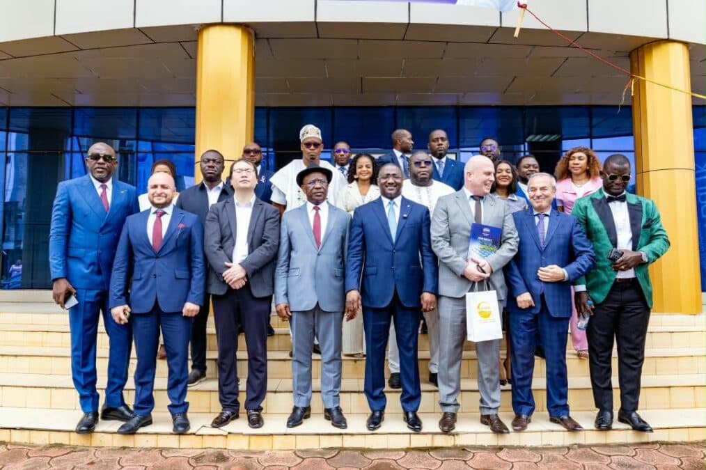 Une vue de groupe regroupant les dirigeants, promoteurs (camerounais, suisses et turcs) et l'équipe de direction posant ensemble sur les marches à l'extérieur du bâtiment à l'occasion du lancement de ce projet de 50 milliards de Fcfa.