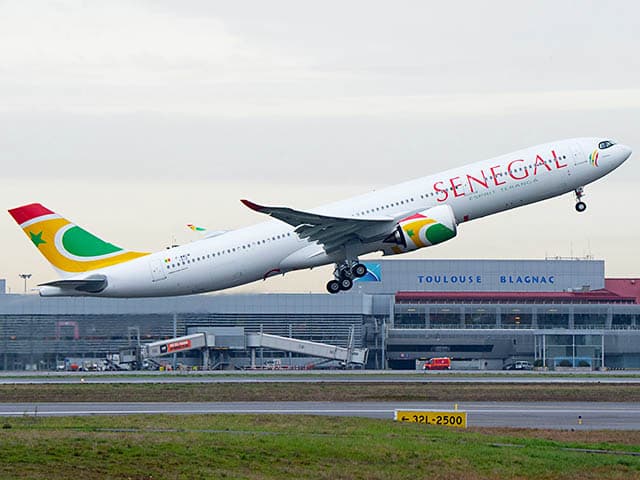 Un avion de la compagnie Air Sénégal au décollage