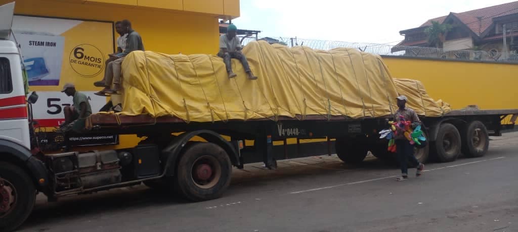 Un camion de ciment saisi par le ministère du Commerce à Douala