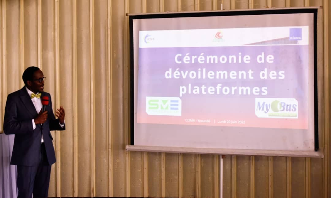 un exposant lors de la présentation des plateformes