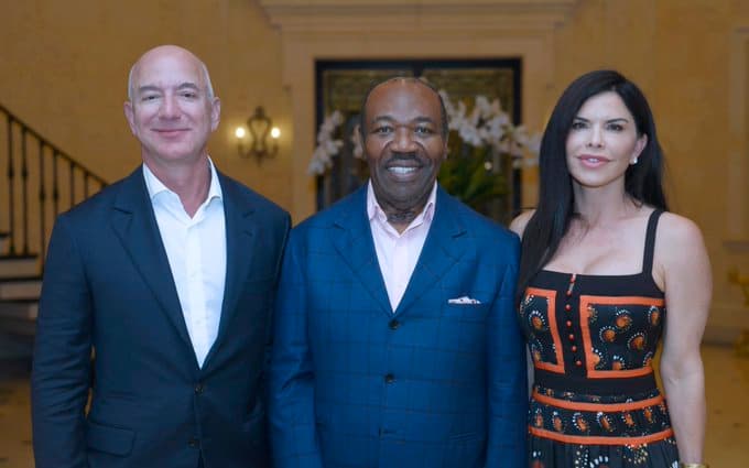 De la gauche vers la droite Jeff Bezos Ali Bongo et la vice-présidente de sa fondation Lauren Sánchez