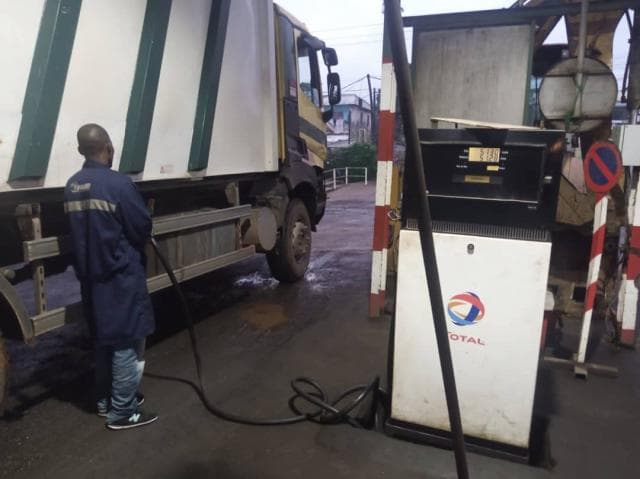 Un camion de la société Hysacam consommant dans une station TotalEnergies