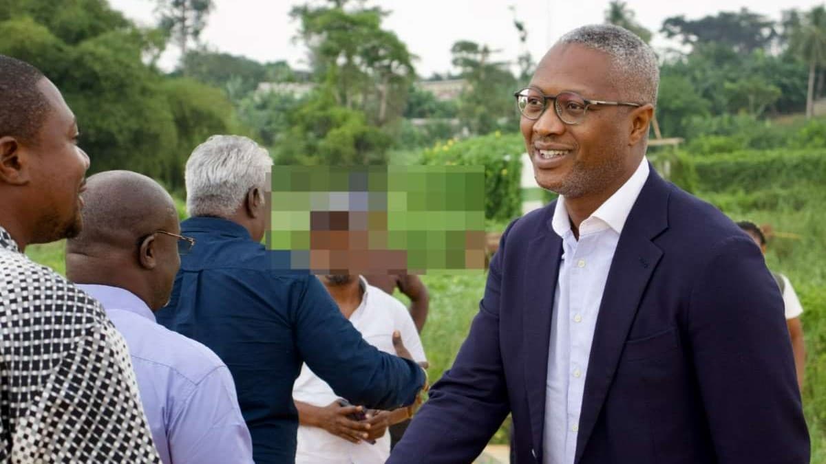 Le nouveau DG d'Olam Cam Gabon Christophe Eyi dans un bain de foule