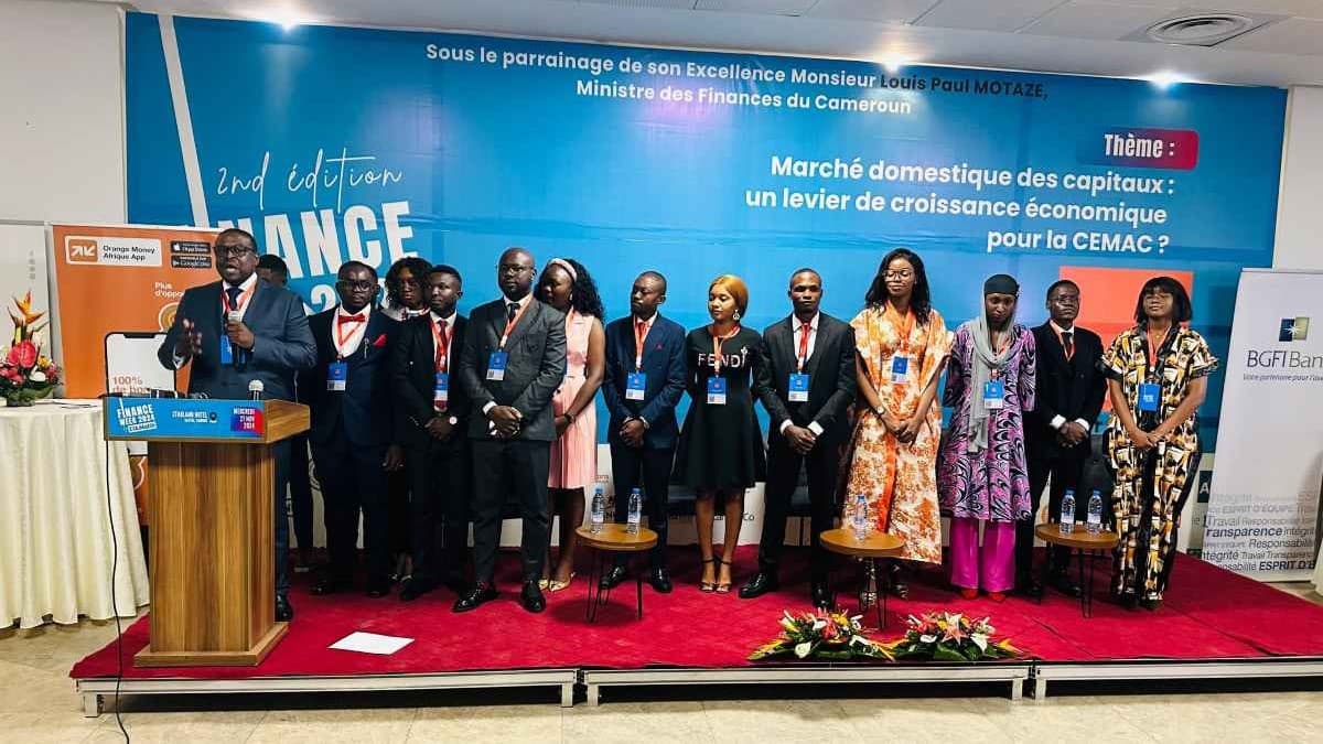 Le personnel d'EcoMatin sur l'estrade pendant le discours du promoteur Emile Fidieck