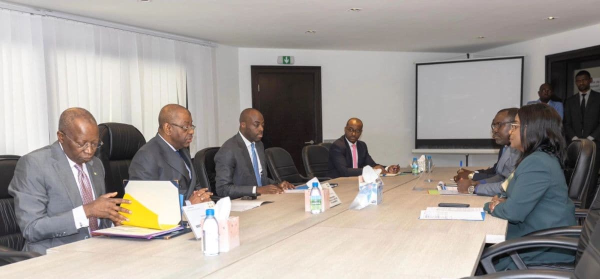 Les ministres des Comptes et de l'Economie du Gabon (à gauche) en discussion avec la Banque Mondiale