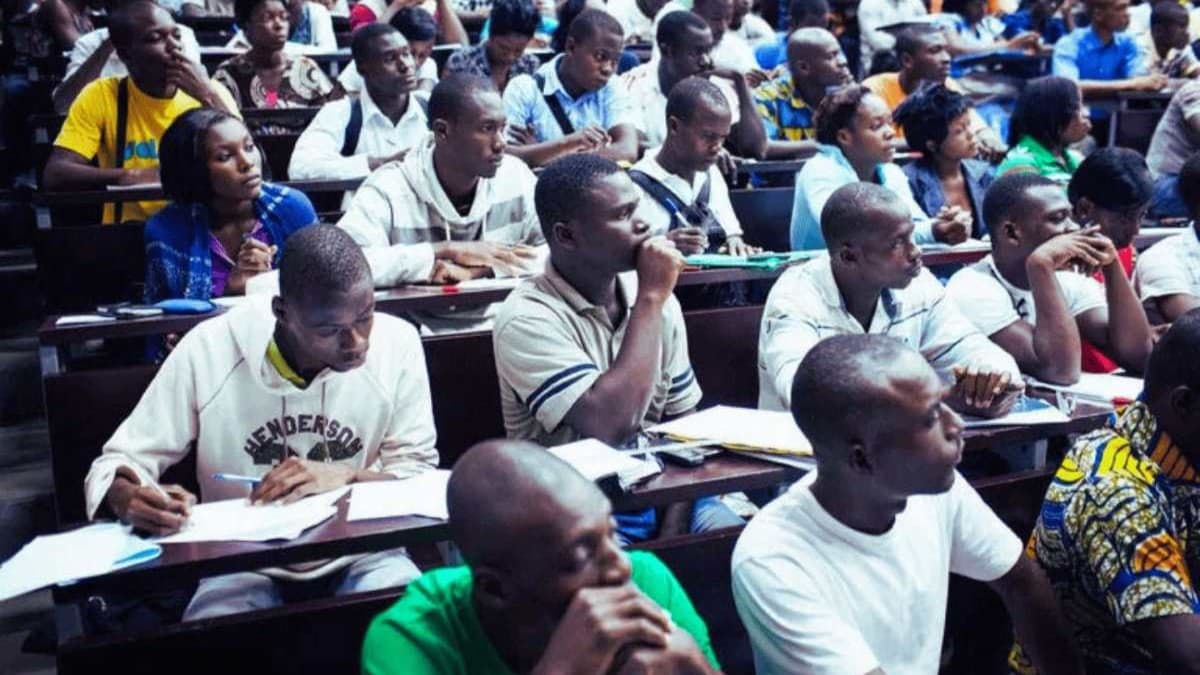 Des étudiants gabonais dans un amphi