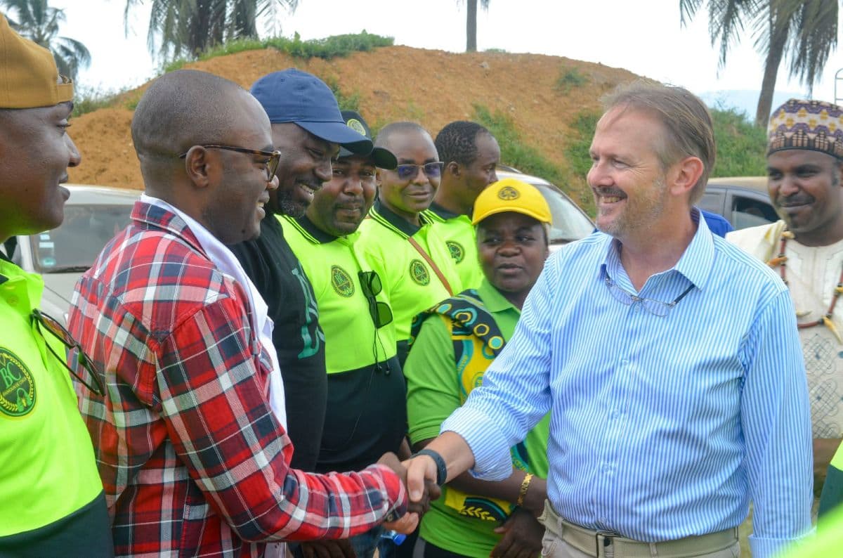 Frédéric Augé saluant une délégation de l’association Bamoun de Cœur en visite d’entreprise à la Socapalm de Kribi, 4 février 2023