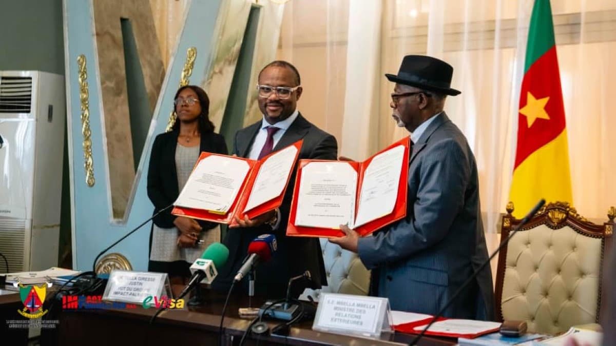 Echange de parapheur entre le PDG de Impact Palmarès et le ministre des Relations extérieures le 5 décembre à Yaoundé