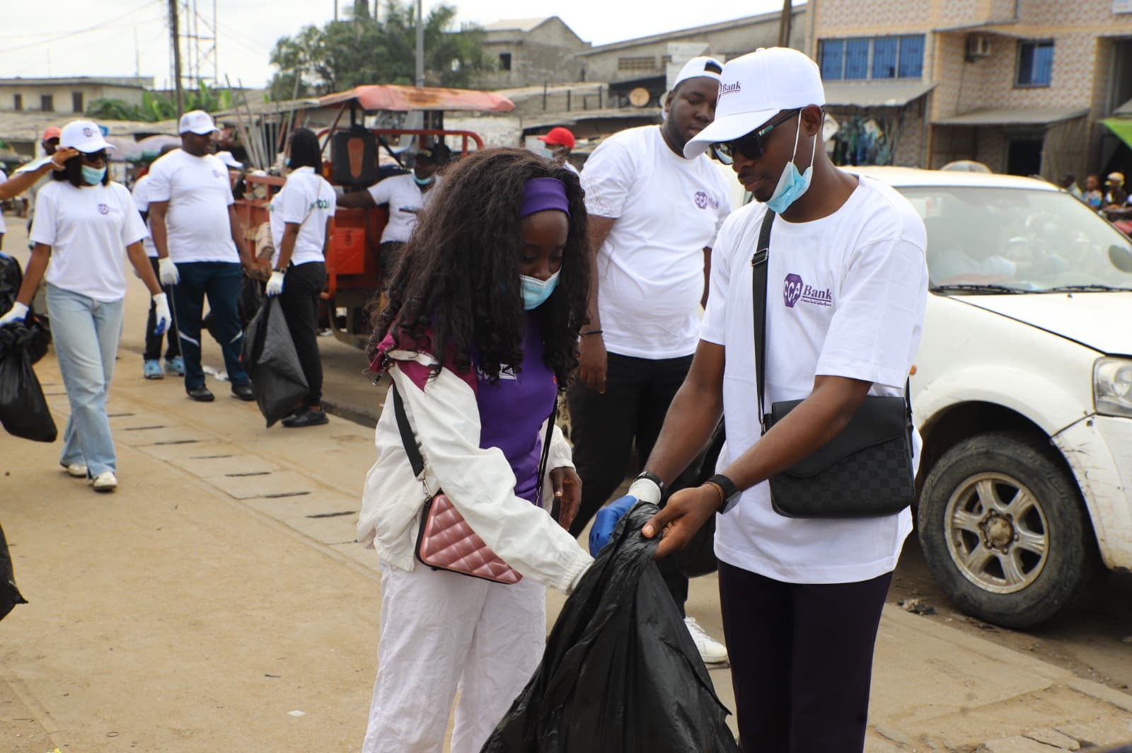 Les équipes de la CCA-Bank mobilisées dans les rues de Douala III pour la collecte de déchets plastiques, le 5 juin 2026.