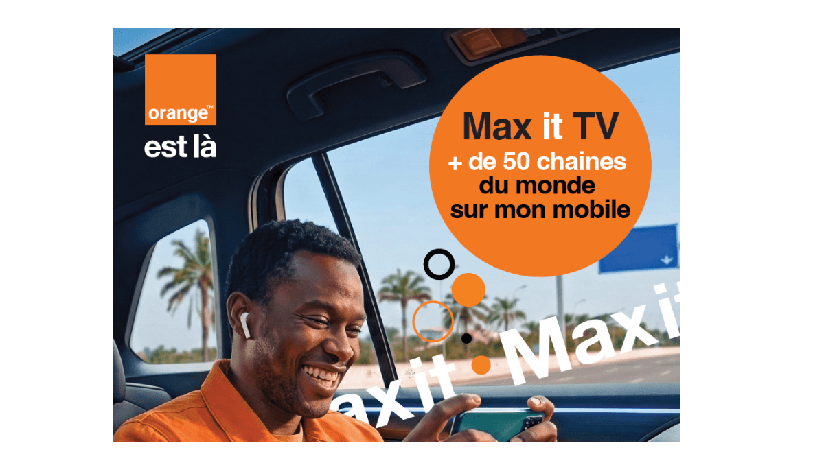 Affiche publicitaire d'Orange Cameroun pour Max it TV. Un homme sourit dans une voiture en regardant son smartphone avec des écouteurs. Une bulle orange affiche le texte "+ de 50 chaînes du monde sur mon mobile" avec le logo Orange.
