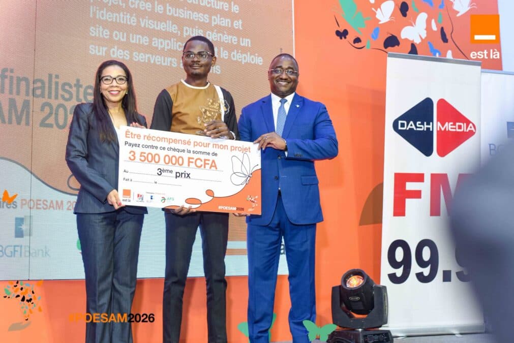 Arolle Aguekeng monte sur la troisième marche du podium avec son projet Idem. Son prix est remis par Abakal Mahamat, DG de BGFIBank Cameroun.
