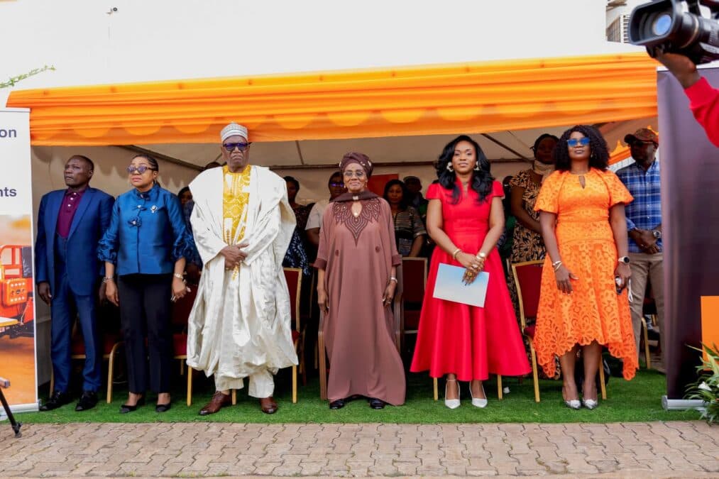 Photo de groupe alignant les représentants officiels et cadres sous un chapiteau aux couleurs de la Fondation Orange lors de la cérémonie de remise de dons.