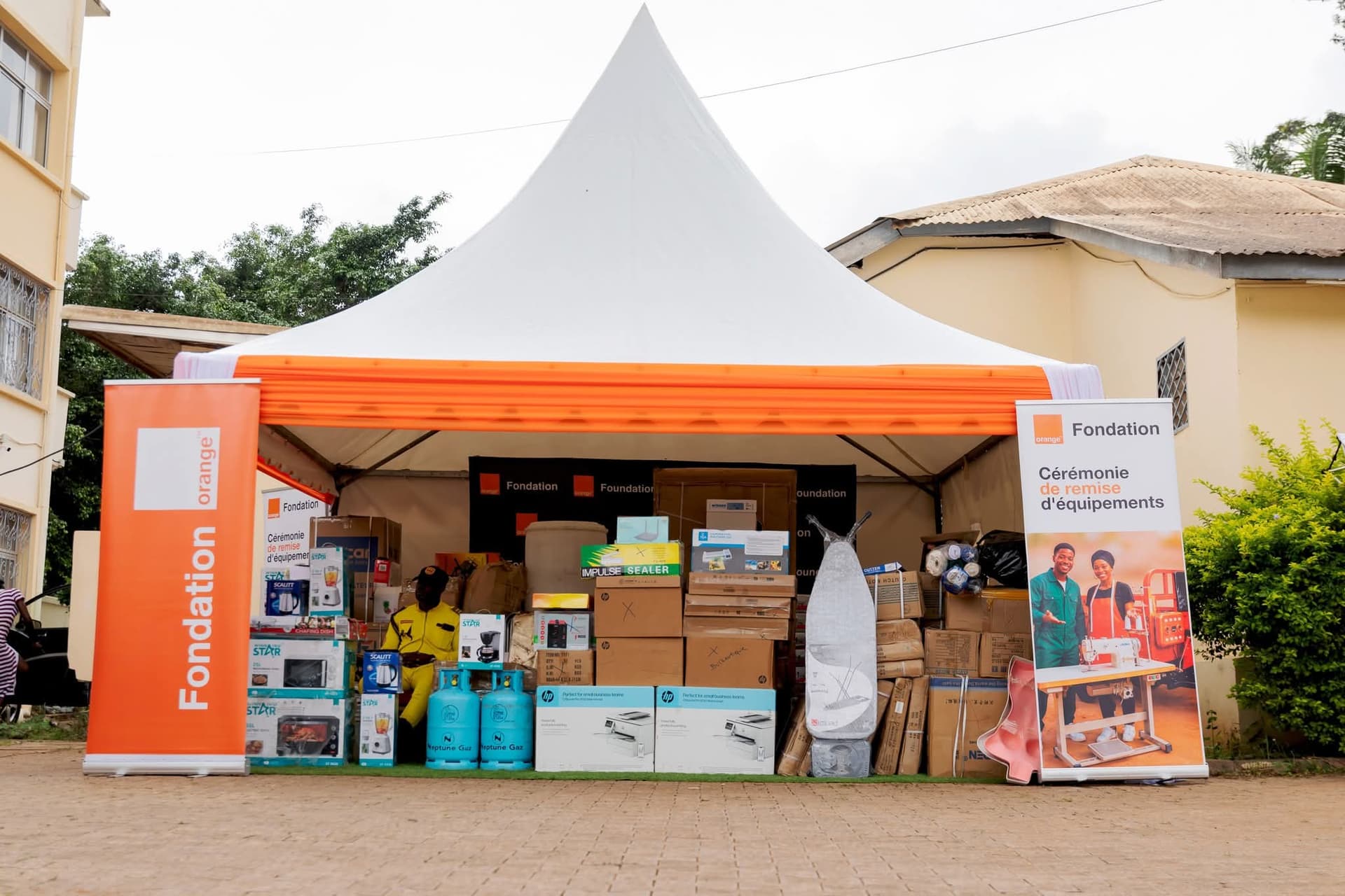 Équipements professionnels offerts par la Fondation Orange Cameroun au MINPROFF