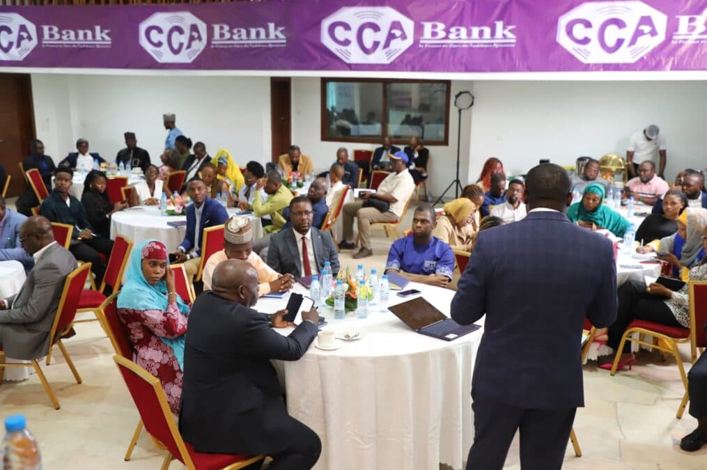 Présentation interactive devant une centaine de responsables de PME installés autour de tables rondes dans la salle de conférence du GECAM, sous la bannière officielle de CCA-BANK.