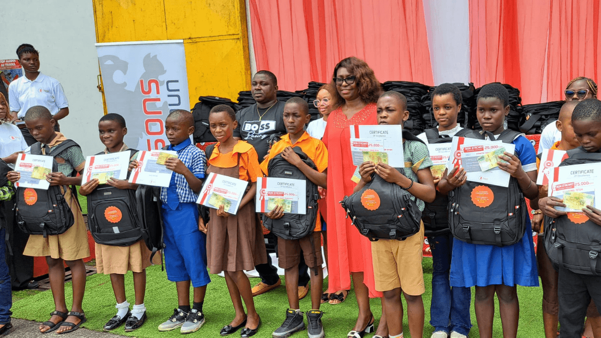 Remise des kits scolaires et certificats d'excellence à Ombé par Boissons du Cameroun