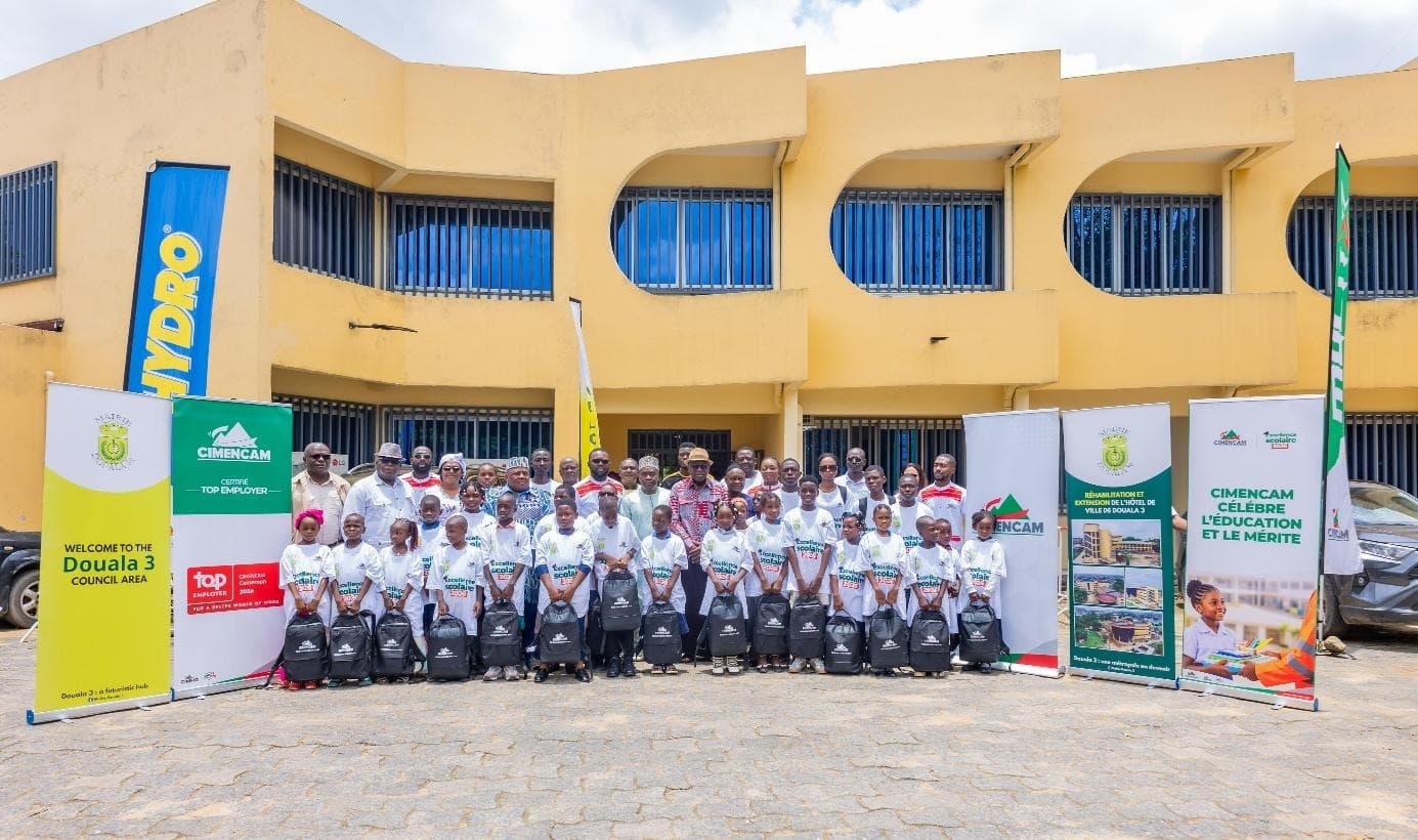 Remise des kits scolaires aux élèves méritants de Douala IIIe