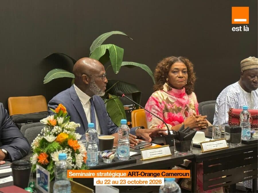 Cette photo montre un gros plan sur les principaux intervenants réunis autour d'une table de réunion. On y distingue des responsables s'exprimant au micro lors des discussions axées sur les investissements de l'opérateur et l'amélioration de l'expérience des abonnés.