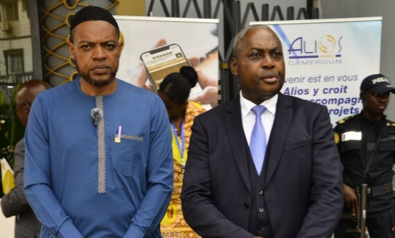 De gauche vers la droite Georges James NDZUTUE FOTSO, Directeur General d'Alios Finance Cameroun et Louis Banga Ntolo DG de la Bvmac